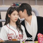 Cuplikan drama Perfect Crown episode 4 tunjukkan IU dan Byeon Woo Seok kencan di stadion bisbol dan terjaring kiss cam/Foto: Soompi