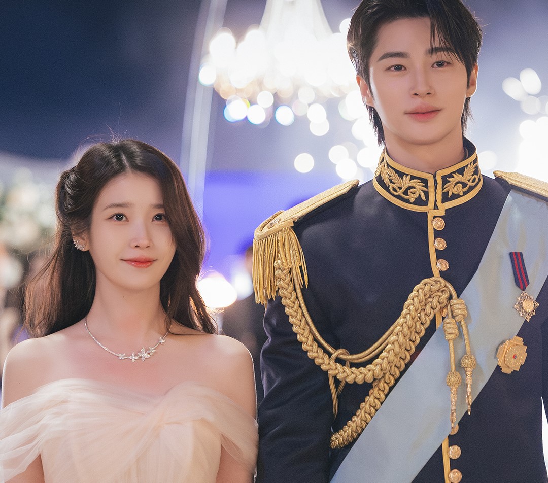 IU dan Byeon Woo Seok akhirnya menari waltz di pesta dansa istana. Namun sebuah kejutan di ujung acara bikin ibu ratu dan perdana menteri syok.