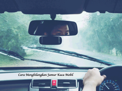 Membersihkan jamur pada kaca mobil menggunakan semprotan cuka dan kain mikrofiber/Foto: Istimewa