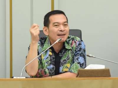 Anggota Komisi IV DPR Daniel Johan dorong masyarakat manfaatkan lonjakan harga plastik sebagai momentum ubah pola konsumsi, kurangi plastik sekali pakai, dan perkuat bank sampah.