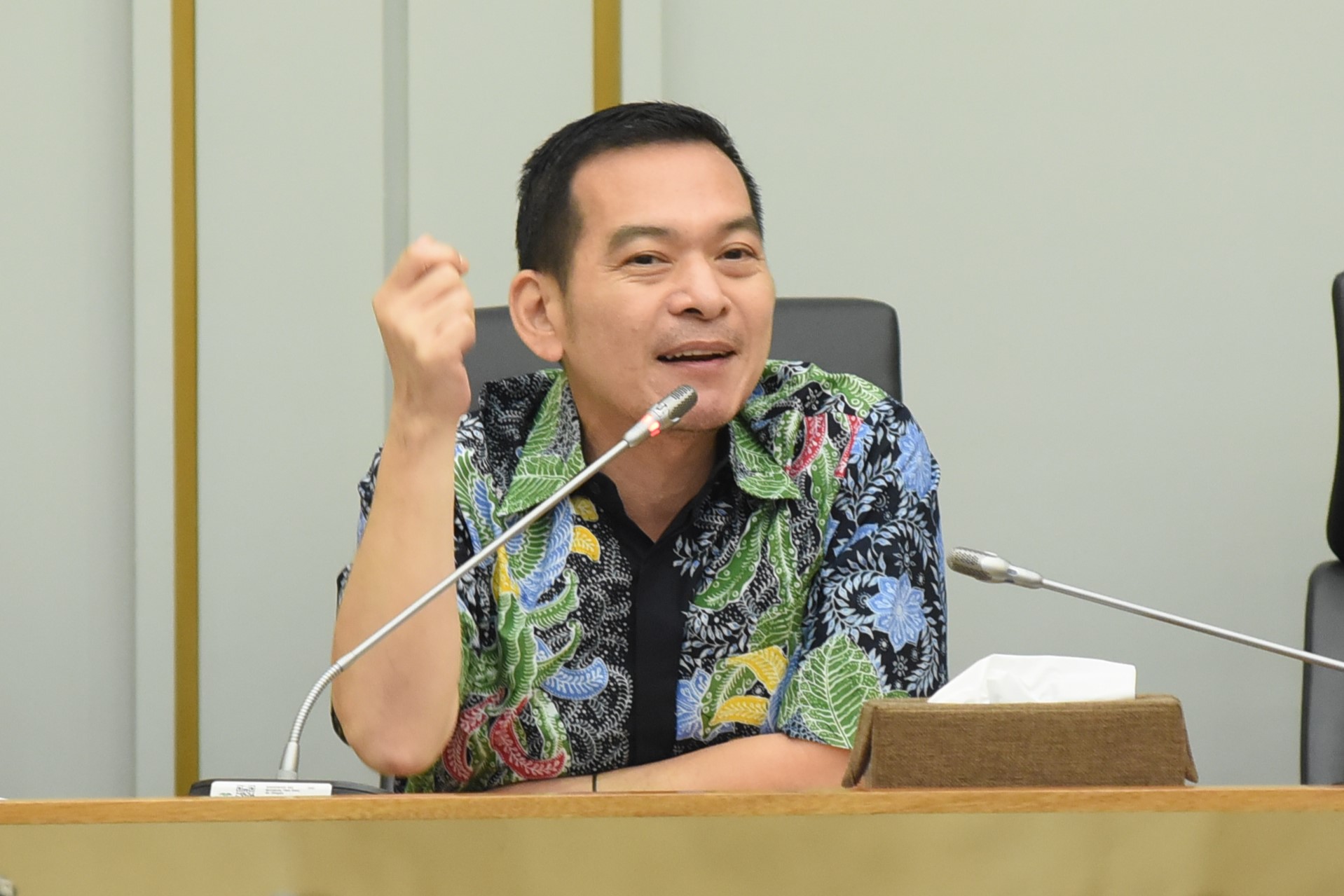 Anggota Komisi IV DPR Daniel Johan dorong masyarakat manfaatkan lonjakan harga plastik sebagai momentum ubah pola konsumsi, kurangi plastik sekali pakai, dan perkuat bank sampah.