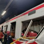 Petugas evakuasi di lokasi kecelakaan KA Argo Bromo Anggrek dengan KRL di Stasiun Bekasi Timur, Bekasi/Foto: Istimewa.