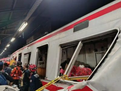 Petugas evakuasi di lokasi kecelakaan KA Argo Bromo Anggrek dengan KRL di Stasiun Bekasi Timur, Bekasi/Foto: Istimewa.