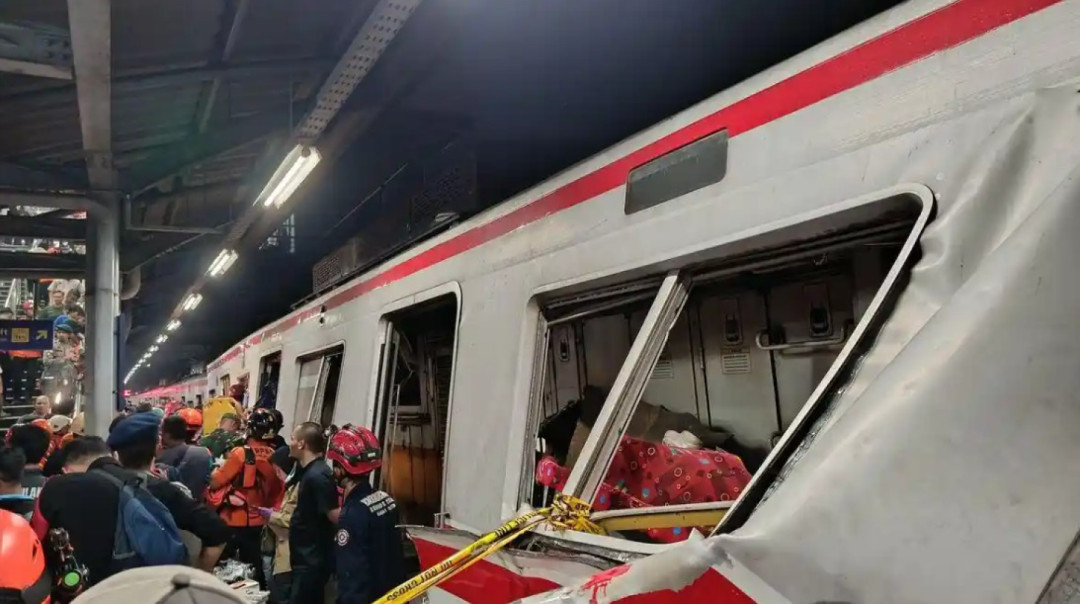 Petugas evakuasi di lokasi kecelakaan KA Argo Bromo Anggrek dengan KRL di Stasiun Bekasi Timur, Bekasi/Foto: Istimewa.