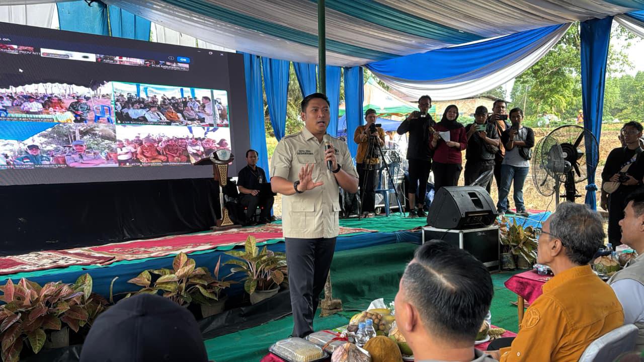 Wakil Menteri Pertanian Sudaryono menggunakan rice transplanter saat Gerakan Tanam Padi Serentak di Jambi