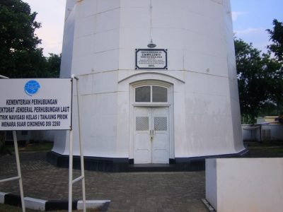 Mercusuar Cikoneng di Anyer, Banten, memiliki tinggi 75,5 meter dengan 286 anak tangga. Dibangun tahun 1885, menjadi penanda titik nol jalan Anyer-Panarukan.