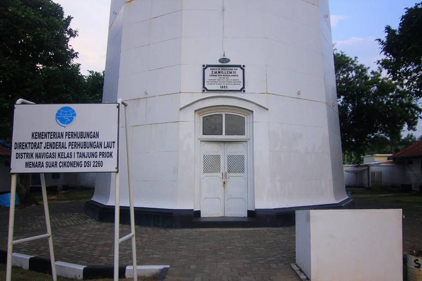 Mercusuar Cikoneng di Anyer, Banten, memiliki tinggi 75,5 meter dengan 286 anak tangga. Dibangun tahun 1885, menjadi penanda titik nol jalan Anyer-Panarukan.