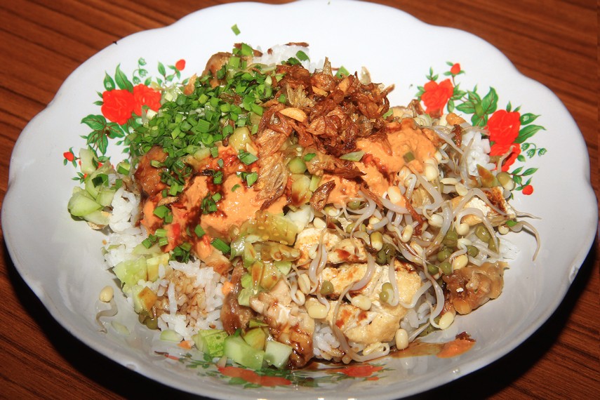 Nasi lengko khas Cirebon menawarkan perpaduan protein nabati dan sayuran segar dengan siraman saus kacang gurih yang melegenda sejak 1968/Foto: Indonesia Kaya
