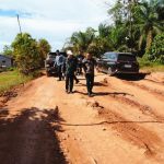 Gubernur Kalbar Ria Norsan tinjau ruas Pesaguan-Kendawangan yang rusak parah sepanjang 3 km. Target perbaikan 2 km, sisanya masuk APBD perubahan.