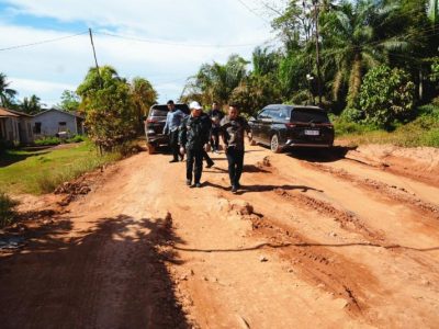 Gubernur Kalbar Ria Norsan tinjau ruas Pesaguan-Kendawangan yang rusak parah sepanjang 3 km. Target perbaikan 2 km, sisanya masuk APBD perubahan.