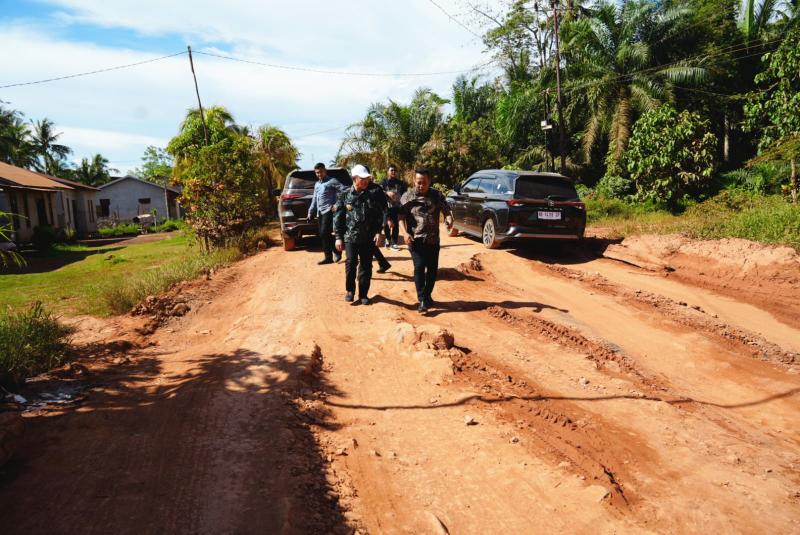 Gubernur Kalbar Ria Norsan tinjau ruas Pesaguan-Kendawangan yang rusak parah sepanjang 3 km. Target perbaikan 2 km, sisanya masuk APBD perubahan.