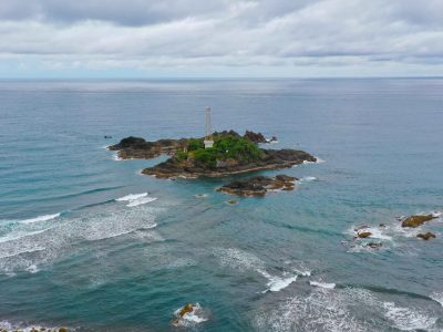 Pulau Nusamanuk di Tasikmalaya, pulau terluar Indonesia yang berbatasan langsung dengan Australia. Bekas jalur migrasi burung dengan pantai Karangtawulan yang indah/Foto: Disparbud Jabar