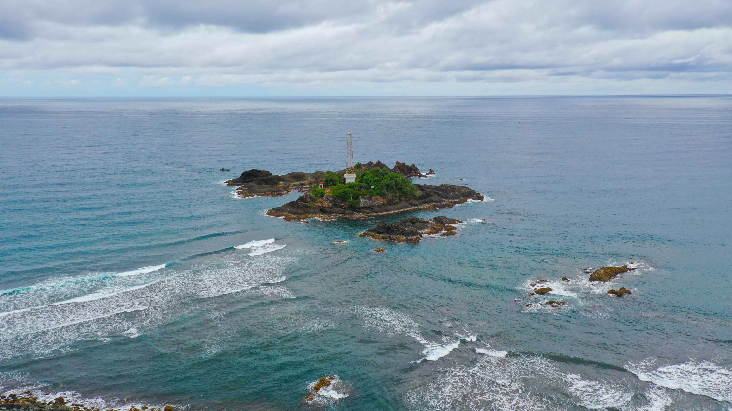 Pulau Nusamanuk di Tasikmalaya, pulau terluar Indonesia yang berbatasan langsung dengan Australia. Bekas jalur migrasi burung dengan pantai Karangtawulan yang indah/Foto: Disparbud Jabar