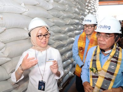 Wakil Ketua Komisi IV DPR RI Panggah Susanto saat meninjau gudang Bulog Panaikang di Makassar, Sulawesi Selatan