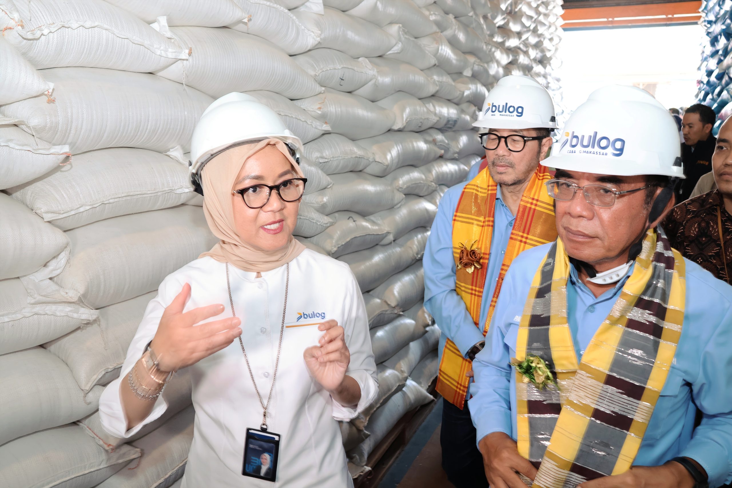 Wakil Ketua Komisi IV DPR RI Panggah Susanto saat meninjau gudang Bulog Panaikang di Makassar, Sulawesi Selatan