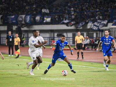 Persib ditahan imbang Arema 0-0 di GBLA. Bojan Hodak akui kiper Lucas Frigeri jadi pemain terbaik dan persaingan juara semakin rumit.