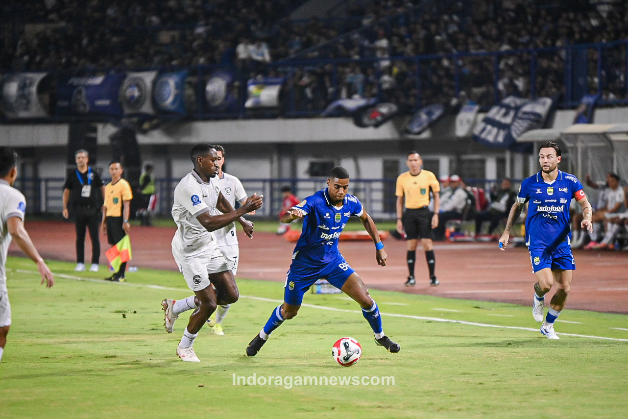 Persib ditahan imbang Arema 0-0 di GBLA. Bojan Hodak akui kiper Lucas Frigeri jadi pemain terbaik dan persaingan juara semakin rumit.