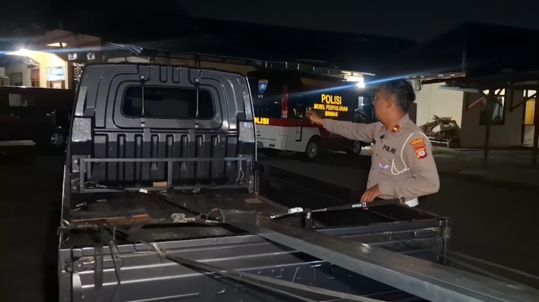 Mobil pikap bermuatan besi hollow yang terlepas mengenai pejalan kaki di pinggir jalan