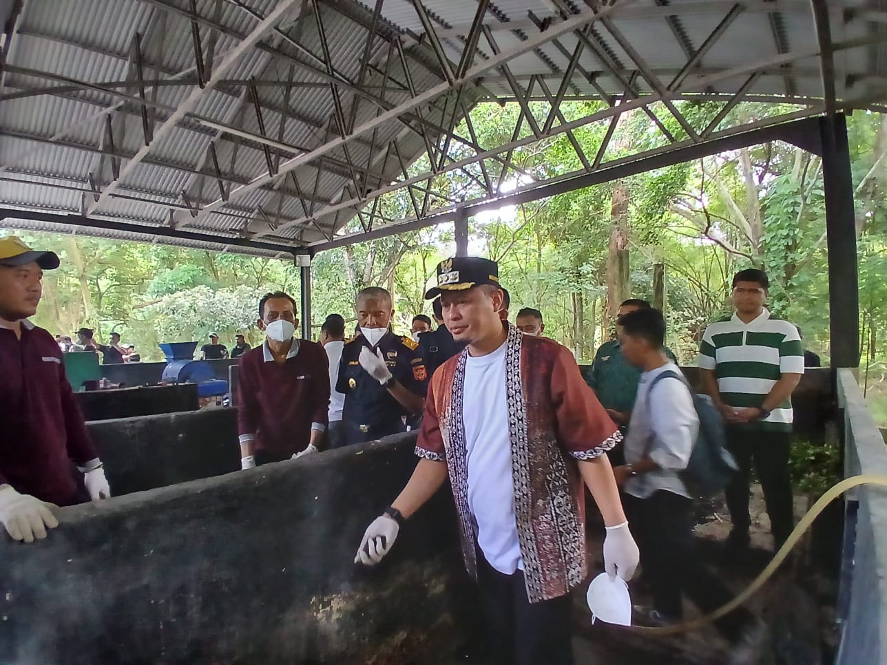 Wali kota Pekanbaru, Agung Nugroho saat menghadiri pemusnahan barang bukti puluhan juta batang rokok yang dilakukan oleh Kejati, Bea Cukai dan juga pemerintah kota di UPT Pengelolaan Komposting Dinas Lingkungan Hidup dan Kebersihan (DLHK)/Foto: Media Center Pekanbaru