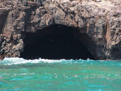 Gua Tungku di Pulau Sangiang, Banten. Tebing curam 90 derajat, fenomena hiu mangsa kelelawar. Waktu terbaik Mei-Agustus.
