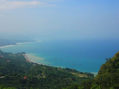 Puncak Habibi terdapat di kawasan Pelabuhan Ratu, Sukabumi, Jawa Barat