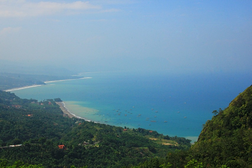 Puncak Habibi terdapat di kawasan Pelabuhan Ratu, Sukabumi, Jawa Barat