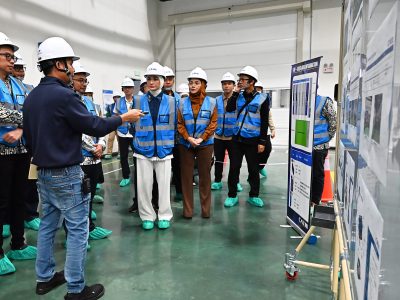 Komisi XII DPR RI dukung penguatan ekosistem industri baterai nasional melalui kunjungan ke pabrik CATIB Karawang. Investasi Rp7 triliun, kapasitas 6,9 GWh, serap 3.000 tenaga kerja.