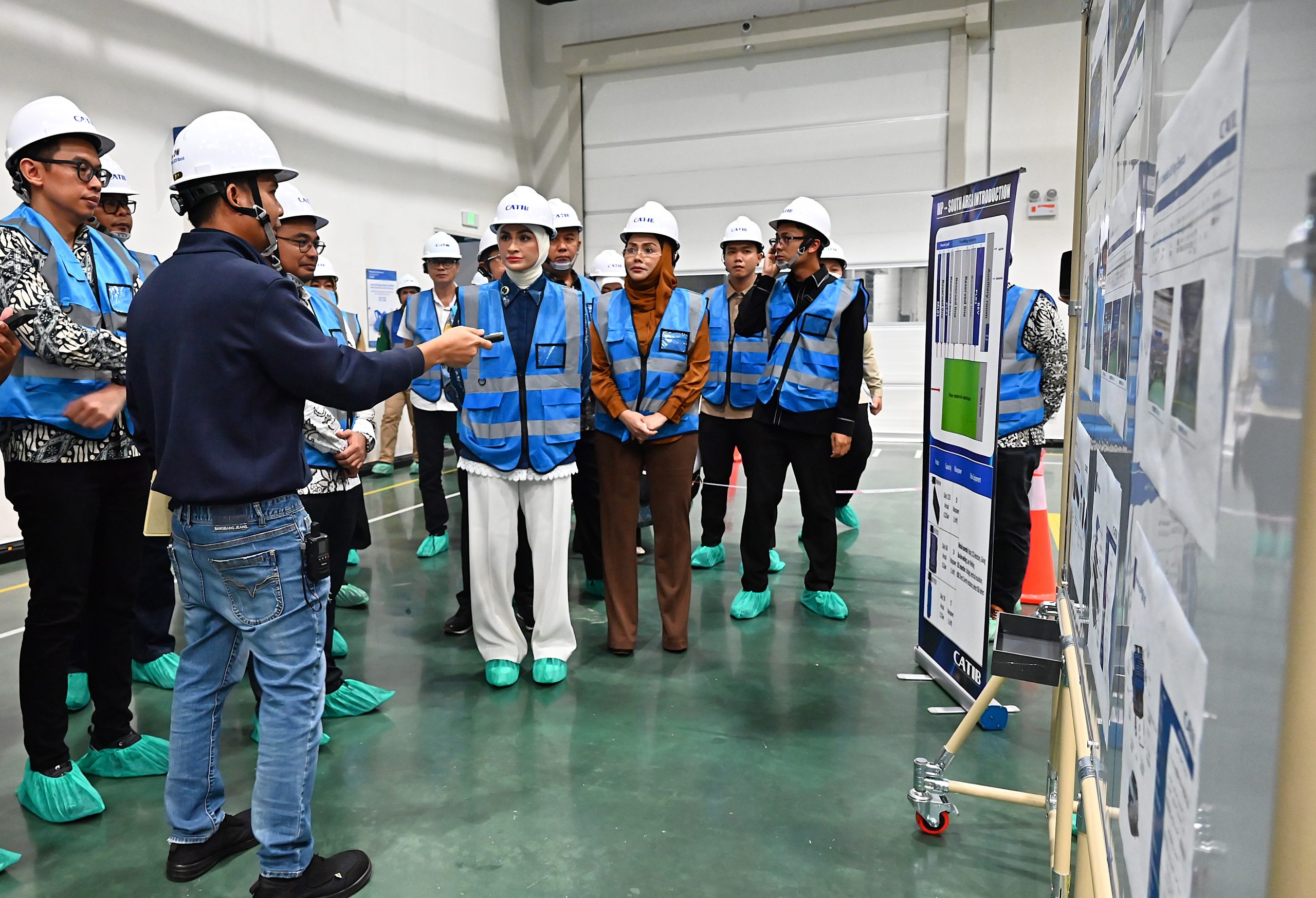 Komisi XII DPR RI dukung penguatan ekosistem industri baterai nasional melalui kunjungan ke pabrik CATIB Karawang. Investasi Rp7 triliun, kapasitas 6,9 GWh, serap 3.000 tenaga kerja.