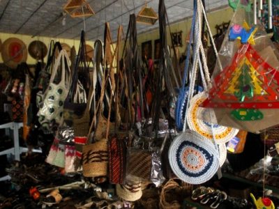 Aneka tas rajut dan anyaman yang dijual di Sentra Kerajinan Rajapolah/Foto: Indonesia Kaya