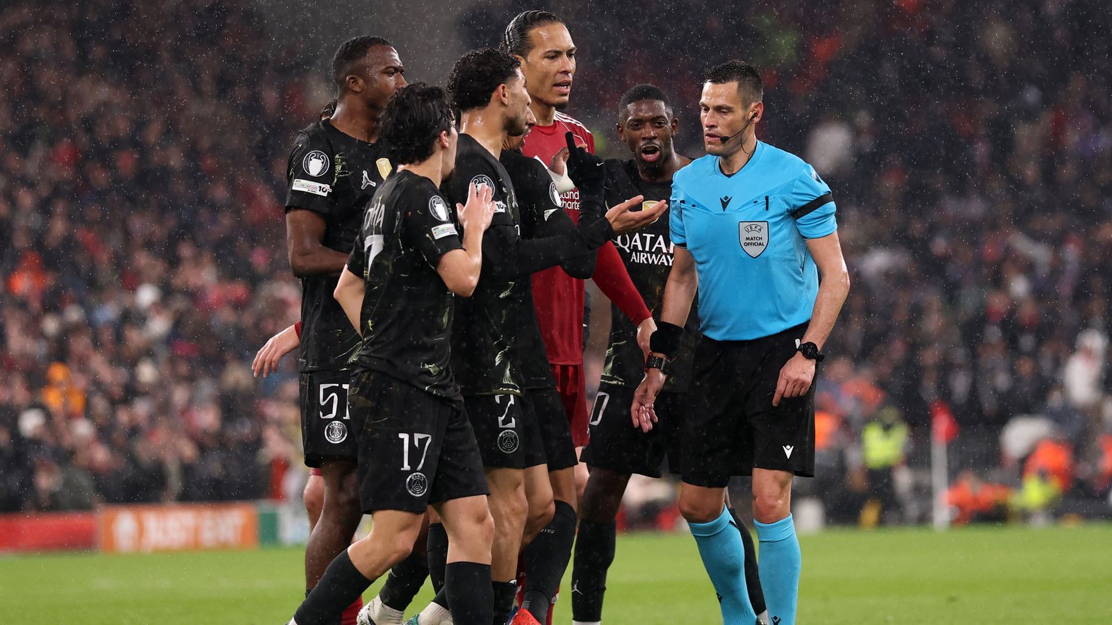 Pemain PSG memprotes keputusan wasit yang memberikan penalti kepada Liverpool.