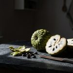 Srikaya kaya vitamin C dan serat tapi biji serta kulitnya beracun. Simak manfaat dan risiko annonain yang terkait dengan penyakit Parkinson.