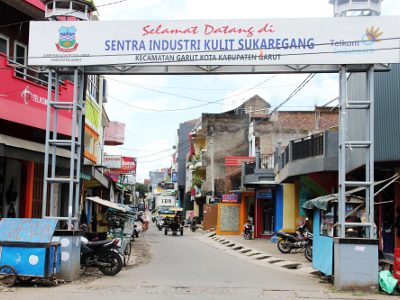 Sentra industri kulit Sukaregang terletak di Jalan Gagak Lumayung, Garut