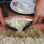 Taoge goreng Bogor, kuliner langka yang direbus bukan digoreng. Perpaduan kuah oncom, taoge, dan ketupat/Foto: Indonesia Kaya