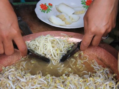 Taoge goreng Bogor, kuliner langka yang direbus bukan digoreng. Perpaduan kuah oncom, taoge, dan ketupat/Foto: Indonesia Kaya