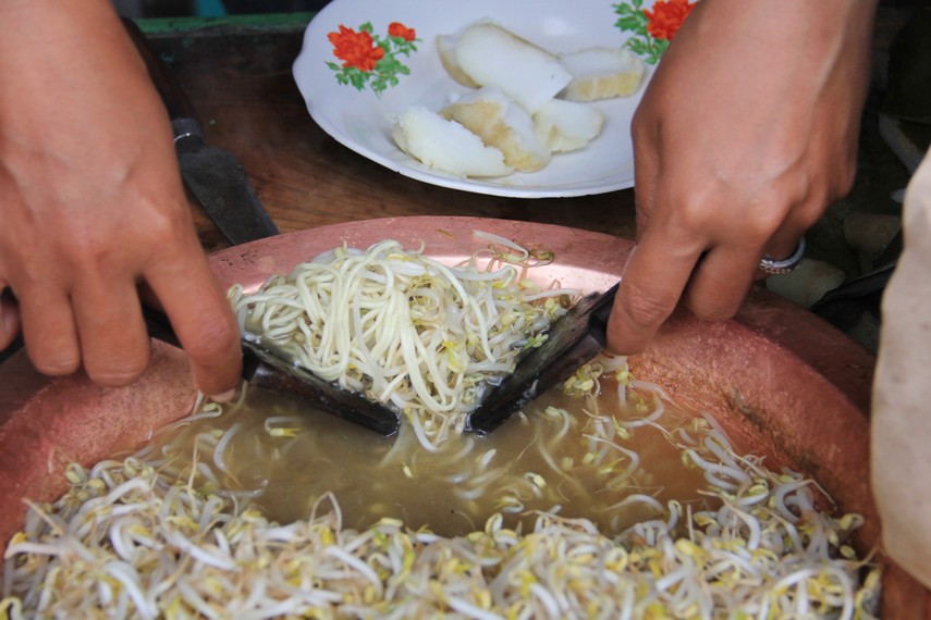 Taoge goreng Bogor, kuliner langka yang direbus bukan digoreng. Perpaduan kuah oncom, taoge, dan ketupat/Foto: Indonesia Kaya