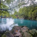 elaga Biru Cicerem di Kuningan menyuguhkan air sebening kaca di kaki Gunung Ciremai. Dua legenda Sunan Gunung Jati dan Nyi Bomas Inten mewarnai danau alami ini.