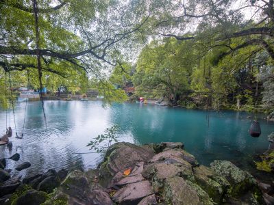 elaga Biru Cicerem di Kuningan menyuguhkan air sebening kaca di kaki Gunung Ciremai. Dua legenda Sunan Gunung Jati dan Nyi Bomas Inten mewarnai danau alami ini.