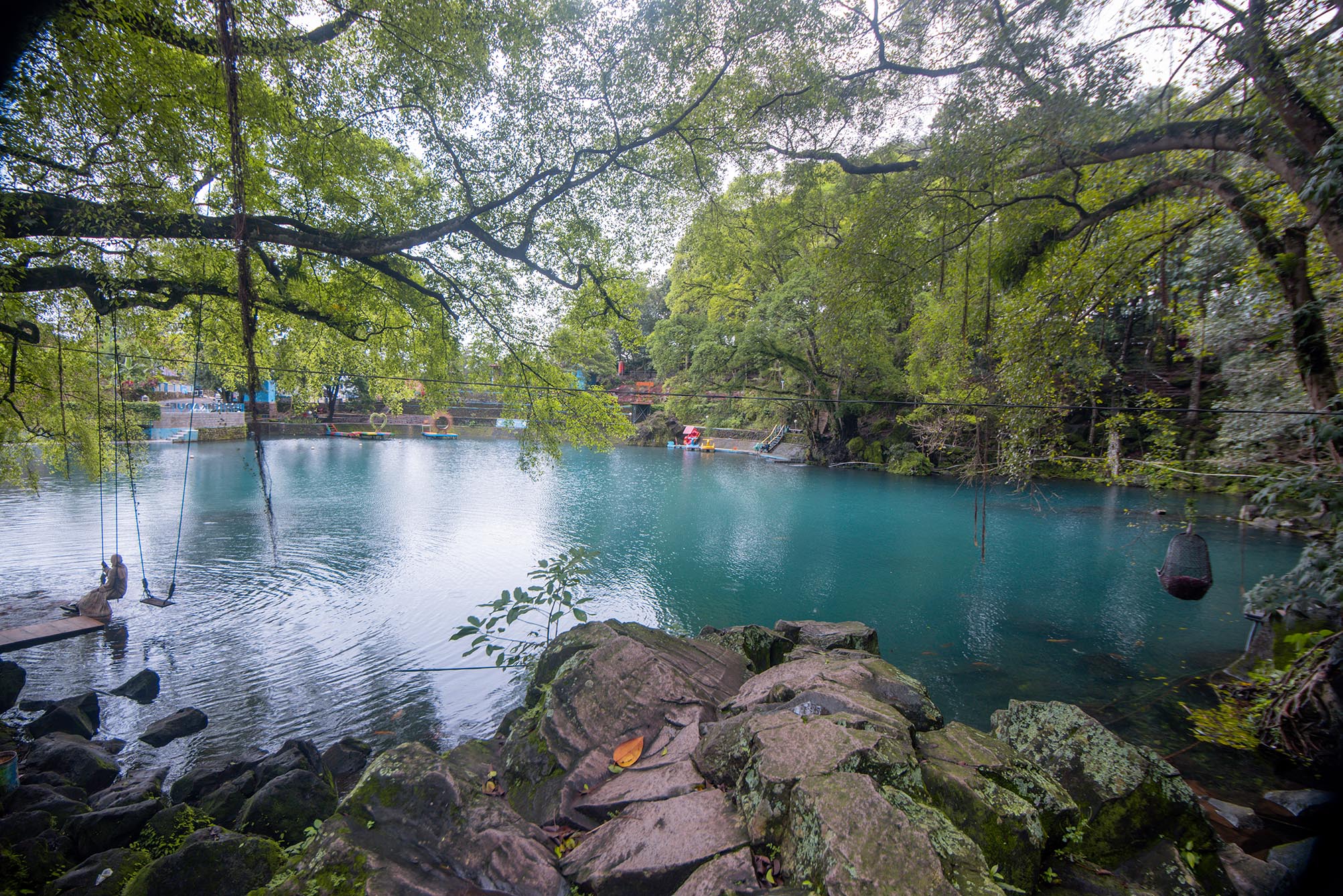 elaga Biru Cicerem di Kuningan menyuguhkan air sebening kaca di kaki Gunung Ciremai. Dua legenda Sunan Gunung Jati dan Nyi Bomas Inten mewarnai danau alami ini.