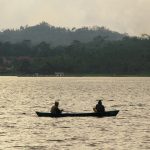 Waduk Darma di Kuningan menyimpan sejarah kelam delapan desa tenggelam dalam pembangunannya. Kini jadi destinasi wisata favorit dengan perahu dan area kemah.