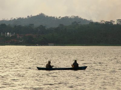 Waduk Darma di Kuningan menyimpan sejarah kelam delapan desa tenggelam dalam pembangunannya. Kini jadi destinasi wisata favorit dengan perahu dan area kemah.