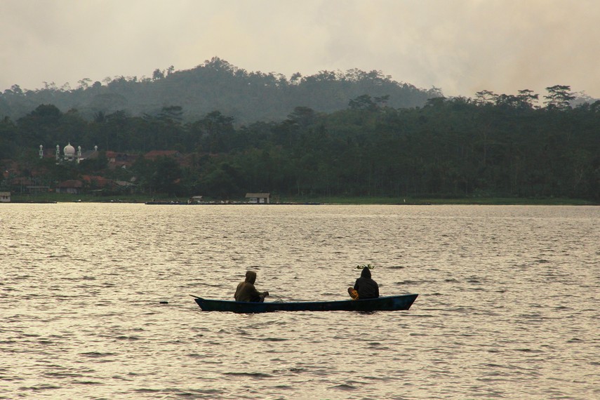 Waduk Darma di Kuningan menyimpan sejarah kelam delapan desa tenggelam dalam pembangunannya. Kini jadi destinasi wisata favorit dengan perahu dan area kemah.