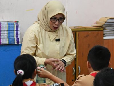 Komisi IX DPR tinjau MBG di Tanjungpinang, siswa antusias menu ayam jadi favorit. Usul siswa diberi kertas untuk tulis menu idaman. Dorong ekonomi lokal lewat suplai bahan pangan.Komisi IX DPR tinjau MBG di Tanjungpinang, siswa antusias menu ayam jadi favorit. Usul siswa diberi kertas untuk tulis menu idaman. Dorong ekonomi lokal lewat suplai bahan pangan.