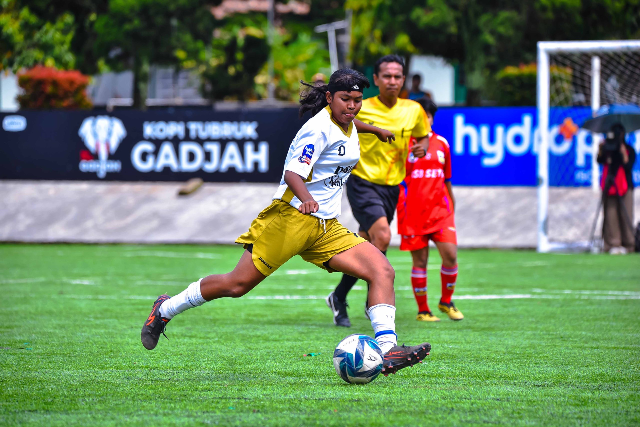 Goal Aksis tekuk Si Jalak Putri 3-0 di Cimahi. Koleksi 43 poin, mereka kian dekat ke putaran nasional meski ditinggal pemimpin tim ke Prancis.