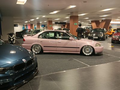 Pameran mobil W3st Side digelar di dalam Gedung Bandara Husein Sastranegara Bandung, klaim pertama di Indonesia. 60 mobil dari berbagai daerah hadir.