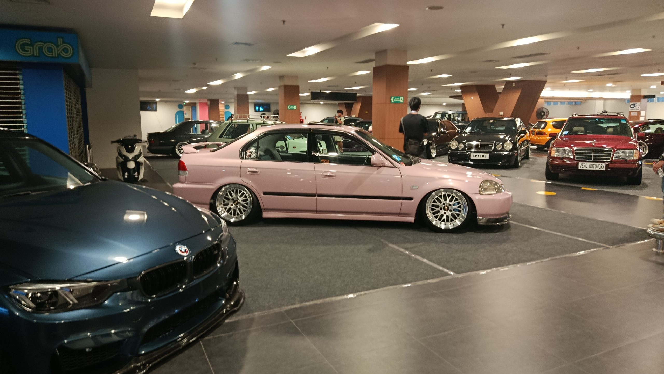 Pameran mobil W3st Side digelar di dalam Gedung Bandara Husein Sastranegara Bandung, klaim pertama di Indonesia. 60 mobil dari berbagai daerah hadir.