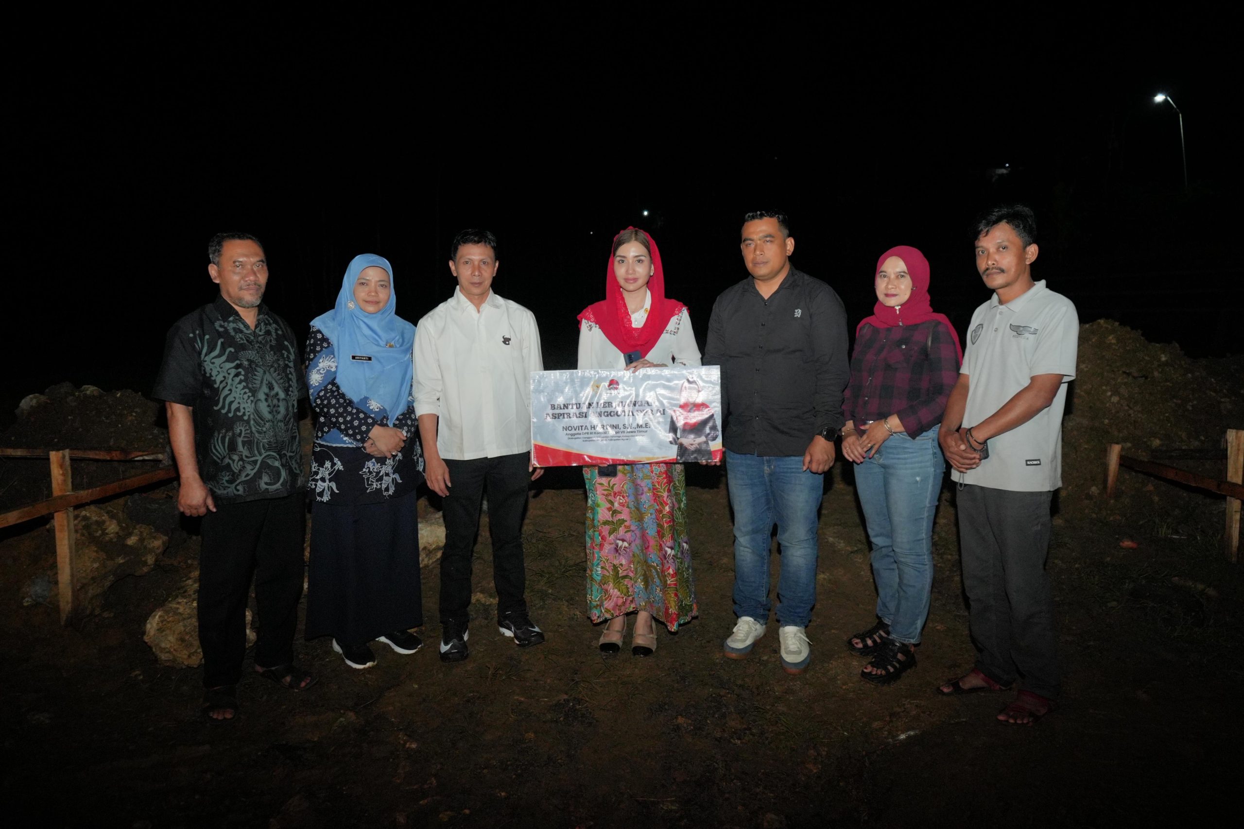 Anggota DPR RI Komisi Novita Hardini bersama perwakilan BRI Trenggalek dan pengurus Lembaga Penggiat Budaya Kecamatan Dongko di lokasi pembangunan Lapangan Budaya/Foto: Media Center Novita Hardini