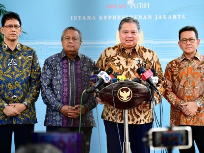 Menteri Koordinator Bidang Perekonomian Airlangga Hartarto memberikan keterangan pers usai rapat terbatas di Kompleks Istana Kepresidenan, Jakarta, Kamis (21/5/2026).