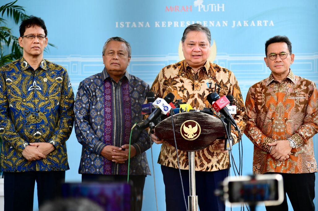 Menteri Koordinator Bidang Perekonomian Airlangga Hartarto memberikan keterangan pers usai rapat terbatas di Kompleks Istana Kepresidenan, Jakarta, Kamis (21/5/2026).