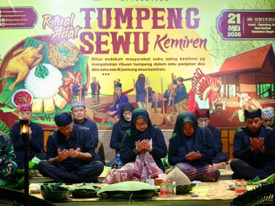 Tradisi Tumpeng Sewu digelar warga Osing Banyuwangi sepekan sebelum Iduladha. Ribuan tumpeng disajikan dalam doa keselamatan dan tolak bala.