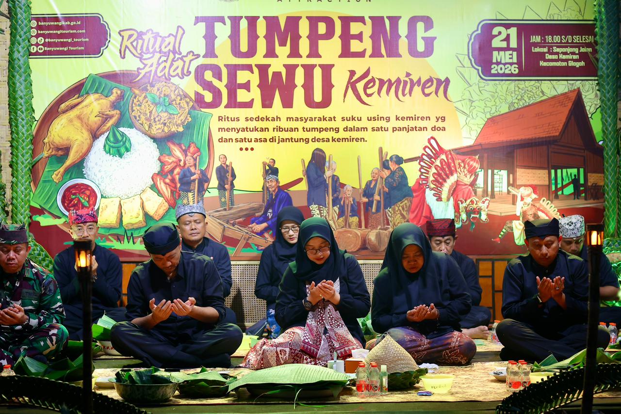 Tradisi Tumpeng Sewu digelar warga Osing Banyuwangi sepekan sebelum Iduladha. Ribuan tumpeng disajikan dalam doa keselamatan dan tolak bala.